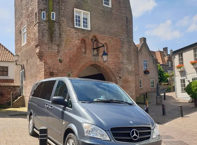 Taxi bij de stadspoort van Woudrichem