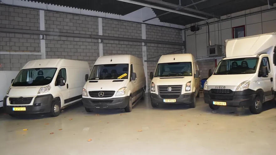 Twee koeriersbussen van Rogis Koerier