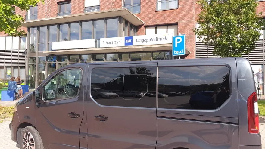 Taxibus voor de Lingepolikliniek in Gorinchem